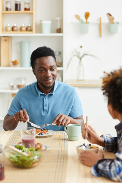 Семья из двух человек завтракает - Фото, изображение