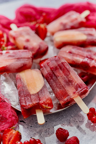 Eper málna alma és vörös ribizli fagylalt jégkrém jégkockákkal fémtálcán - Fotó, kép