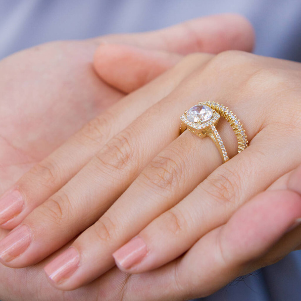 シルバー、女性モデルのパターン化された結婚指輪、背面の異なる色. - 写真・画像