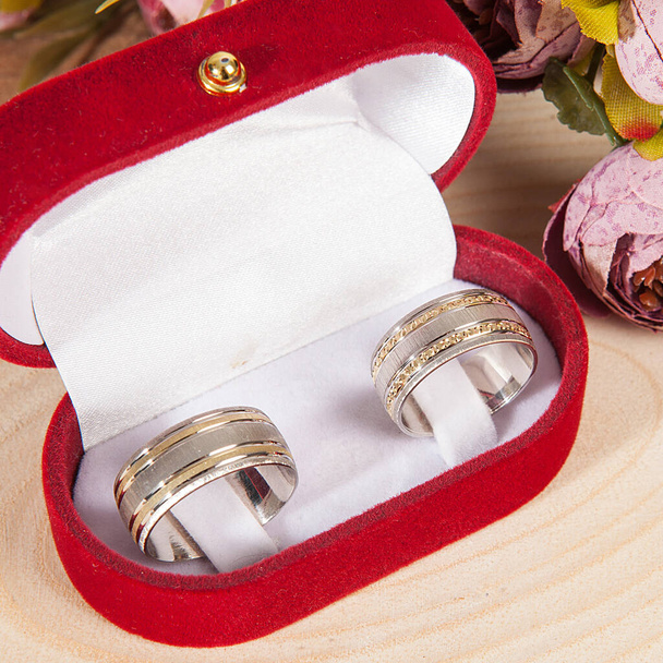 ベルベットの箱の中の銀の結婚指輪のペア. - 写真・画像