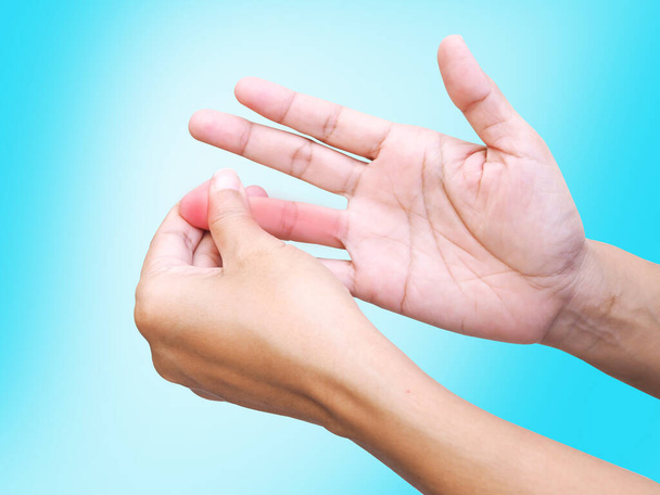 Primer plano de las manos y los dedos dolor e inflamación
 - Foto, Imagen