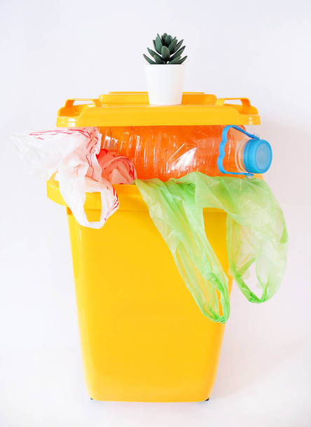salvar la tierra y el medio ambiente concepto con papeleras de reciclaje amarillo
 - Foto, imagen
