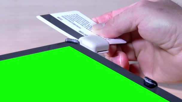 Pase la tarjeta de crédito en la tableta de la pantalla verde PC
 - Imágenes, Vídeo