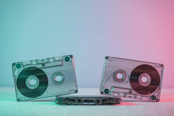 Magnifique cassette audio en lumière au néon.Minimalisme concept de style rétro. 80 ans. Modèle de fond pour la conception. - Photo, image