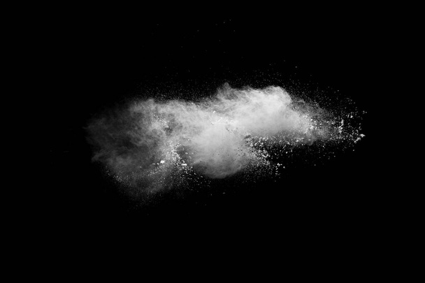 Έκρηξη λευκής σκόνης σε μαύρο φόντο. Λευκά σωματίδια σκόνης πιτσιλίζουν.Color Holi Φεστιβάλ. - Φωτογραφία, εικόνα
