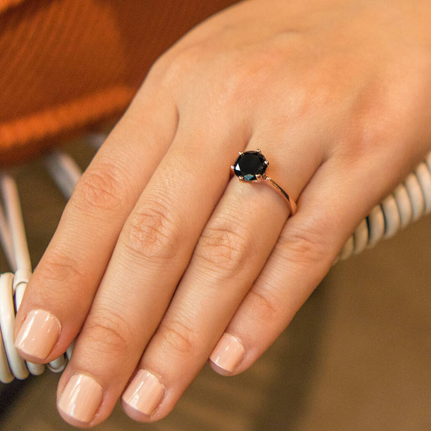シルバー、女性モデルのパターン化された結婚指輪、背面の異なる色. - 写真・画像