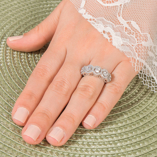 Silver, patterned wedding rings on the female model, different color on the back. - Foto, imagen