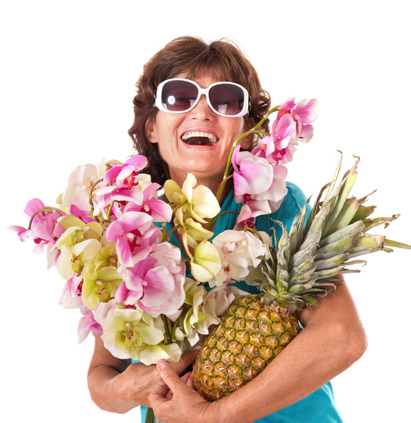 Donna anziana che tiene mazzo di fiori
. - Foto, immagini