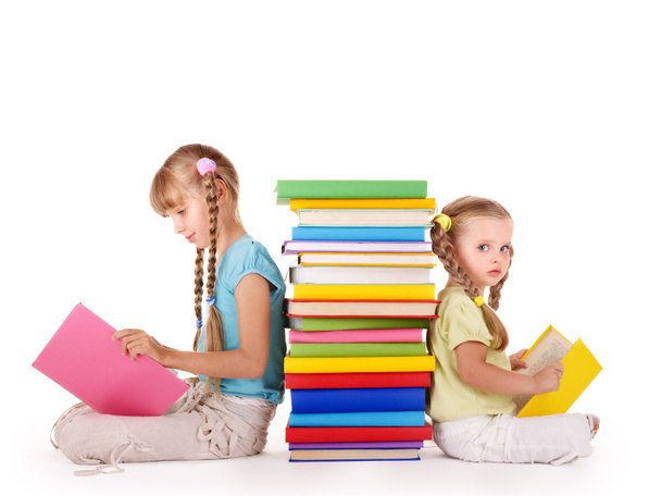 Дети читают стопку книг
. - Фото, изображение