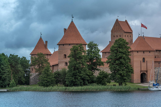 Zamek na wyspie Trakai, Trakai, Litwa, na wyspie w jeziorze Galve. Zbudowany w XIV wieku był jednym z głównych centrów Wielkiego Księstwa Litewskiego. - Zdjęcie, obraz
