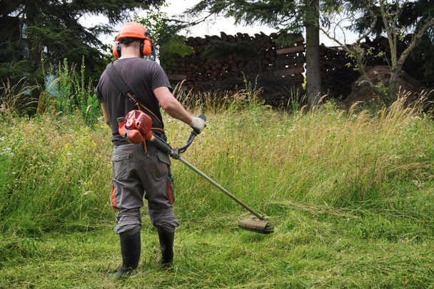 Krajinky muži zahradníci sekání trávy s struny zahradní nůžky - Fotografie, Obrázek