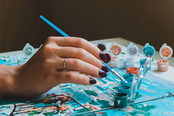 manos de la artista mujer está pintando en el tiempo libre durante el brote pandémico pintura como un hobby
  - Foto, Imagen