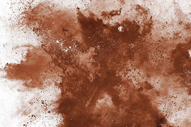 Explosion de poudre de couleur brune sur fond blanc. Nuage coloré. La poussière colorée explose. Peinture Holi. - Photo, image