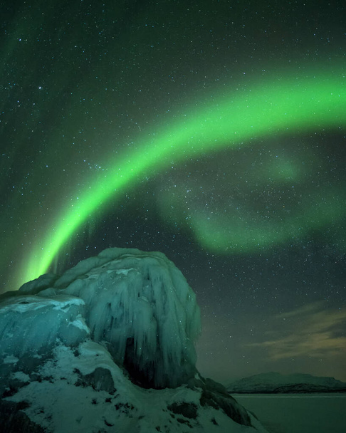 北極スウェーデンのアビスコとトルネトラスク湖の近くのオーロラ北の光。高品質の写真 - 写真・画像