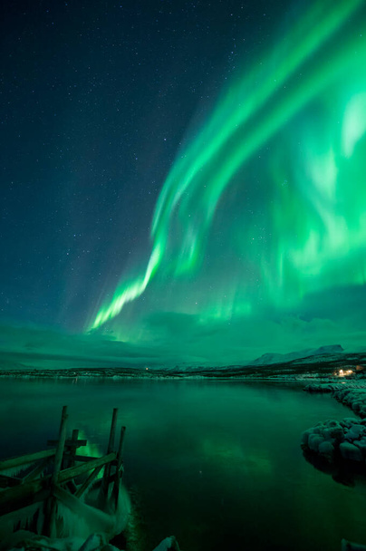 Aurora Borealis Kuzey Işıkları Abisko yakınlarında ve Arktik İsveç 'te Tornetrask Gölü. Yüksek kalite fotoğraf - Fotoğraf, Görsel