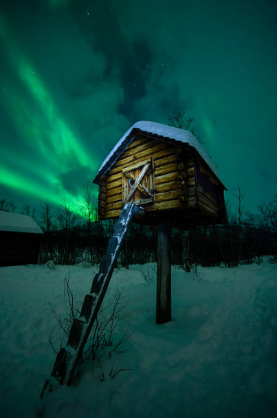 Aurora Boreal Luces boreales cerca de Abisko y el lago Tornetrask en el Ártico de Suecia. Foto de alta calidad
 - Foto, imagen