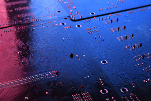 Placa de circuito electrónico abstracta, líneas y componentes de la placa base de la computadora, hermoso color rojo y azul. - Foto, imagen