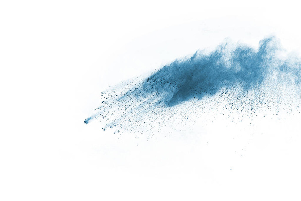 Μπλε έκρηξη σκόνης σε λευκό φόντο. Χρωματιστό σύννεφο. Πολύχρωμη σκόνη εκραγεί. Βαφή Holi. - Φωτογραφία, εικόνα