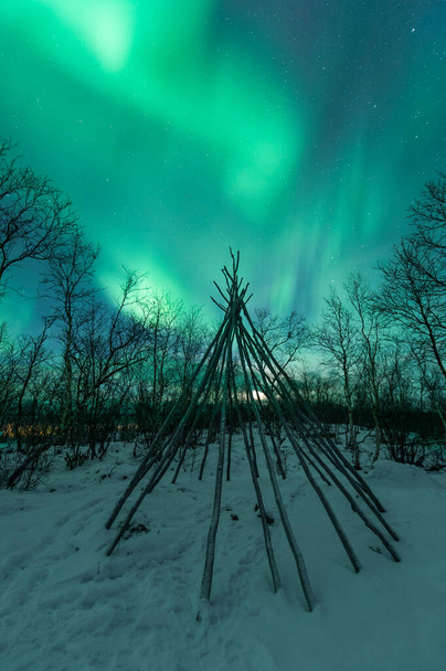 Aurora Borealis Noorderlicht in Lake Tornetrask, Abisko, Noord-Zweden - Foto, afbeelding