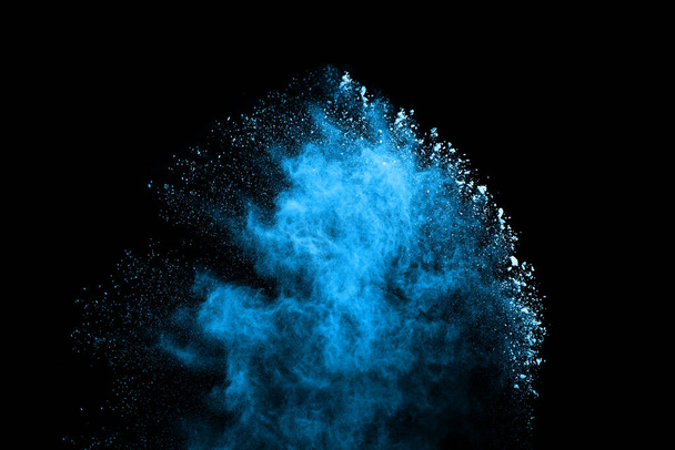 Blauwe poeder explosie op zwarte achtergrond. Gekleurde wolk. Kleurrijk stof explodeert. Verf Holi. - Foto, afbeelding