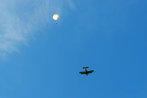 Soltando pára-quedistas de um avião de uma altura de 1200 metros
 - Foto, Imagem