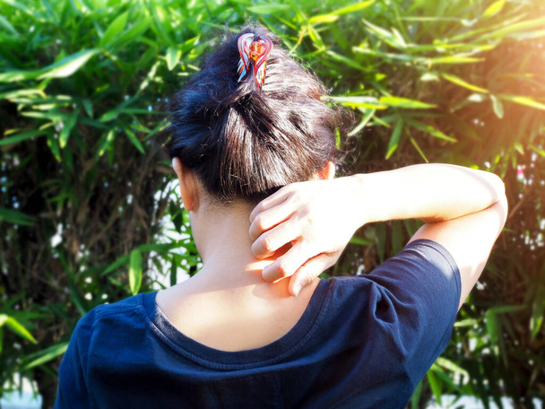 Les femmes asiatiques utilisent les mains rayures sur le cou et l'occipital pour soulager les démangeaisons. - Photo, image