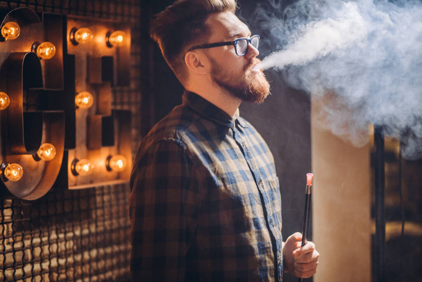 young businessman is tasting a new hookah - Foto, afbeelding