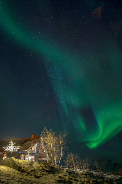 Aurora Borealis aurores boréales dans le lac Tornetrask, Abisko, nord de la Suède - Photo, image