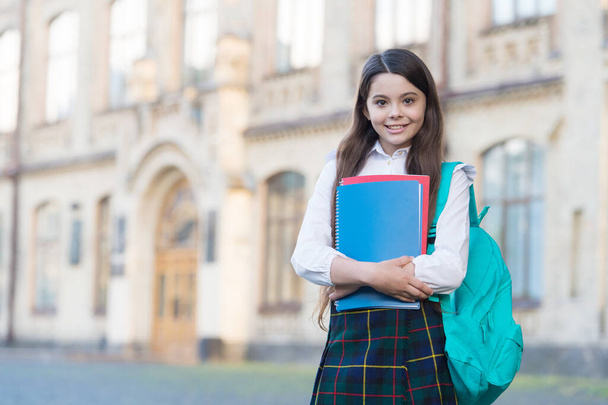 Dívka studentská škola uniforma a batoh držet knihy, znalostní den koncept - Fotografie, Obrázek