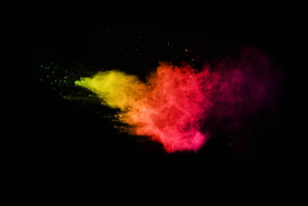 абстрактний кольоровий пил вибух на чорному фоні. абстрактний порошок розділений фон, заморожування руху кольорового порошку вибуху/кидання кольорового порошку, різнокольорова текстура блиску
. - Фото, зображення