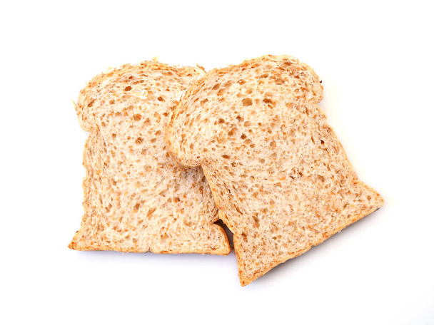 Pão integral de trigo em fatias com cereais de aveia laminados isolados sobre fundo branco
 - Foto, Imagem