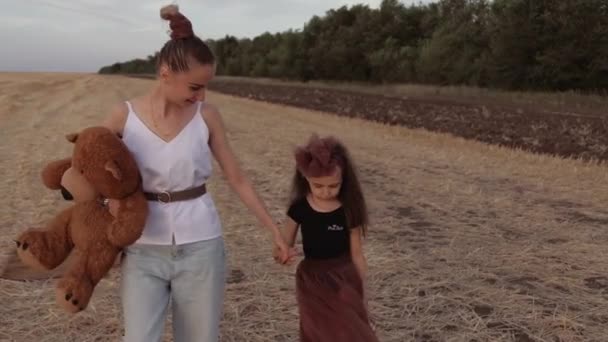 Moeder loopt met het kind in het veld - Video