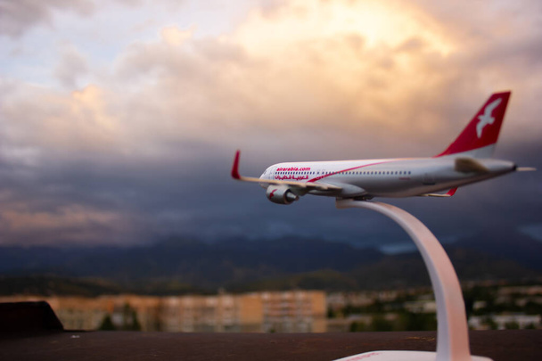 Самолет, смоделированный на крыше - Фото, изображение