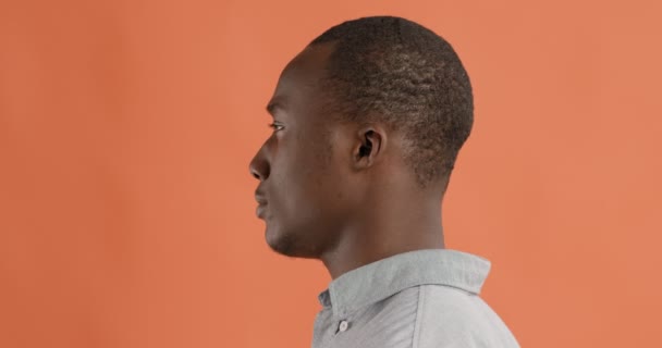 Africano americano chico girando y mirando a cámara
 - Metraje, vídeo