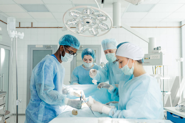 doctors opening the abdomen in the operating room - Valokuva, kuva