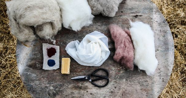 lã feltragem molhada e seda, sabão tesoura e natural
 - Foto, Imagem