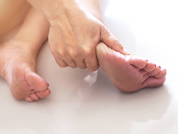 Lésion des pieds chez les femmes asiatiques âgées, douleur au talon causée par des maladies fasciite plantaire ou inflammation nerveuse. - Photo, image