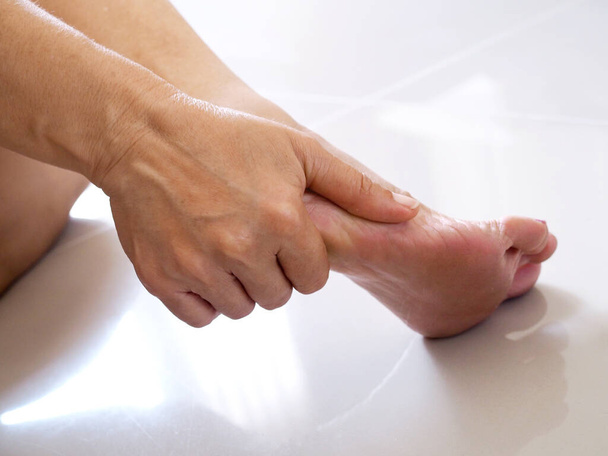 Uszkodzenie stopy u starszych Azjatek, ból pięty spowodowany chorobami zapalenia powięzi podeszwowej lub zapalenia nerwów. - Zdjęcie, obraz