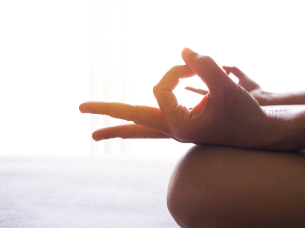 Jeune femme méditant avec le yoga pratiquant la méditation. - Photo, image