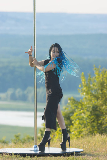 Seksikäs nainen tanssija sininen punokset seisoo napa - Valokuva, kuva