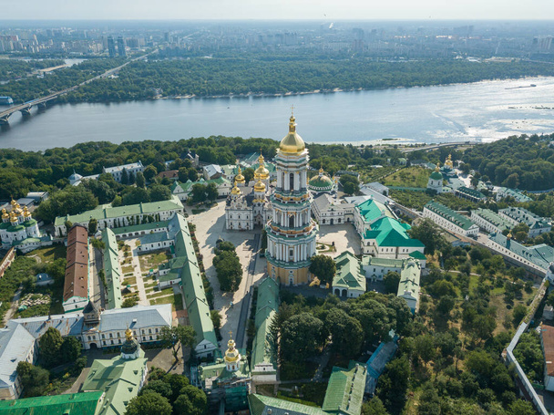 Légi felderítő. Kijev-Pechersk Lavra kolostor. Tiszta napos nyári nap. - Fotó, kép