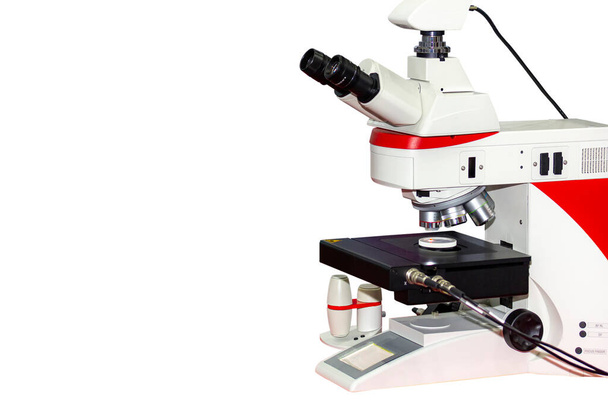 microscopio moderno para laboratorio científico o trabajo industrial aislado sobre fondo blanco con trayectoria de recorte
 - Foto, Imagen