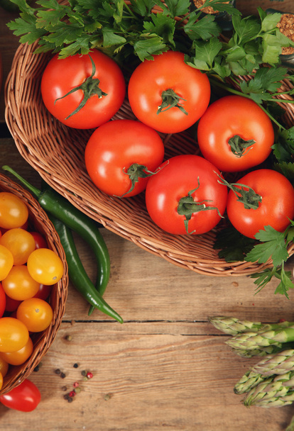 basket with tomatoes - Foto, Bild