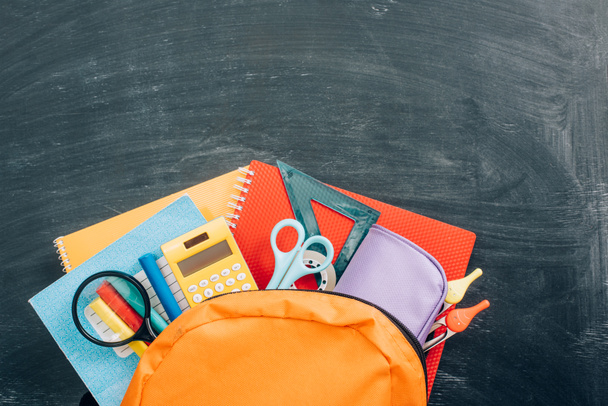 Рюкзак с принадлежностями для школы на черной доске - Фото, изображение