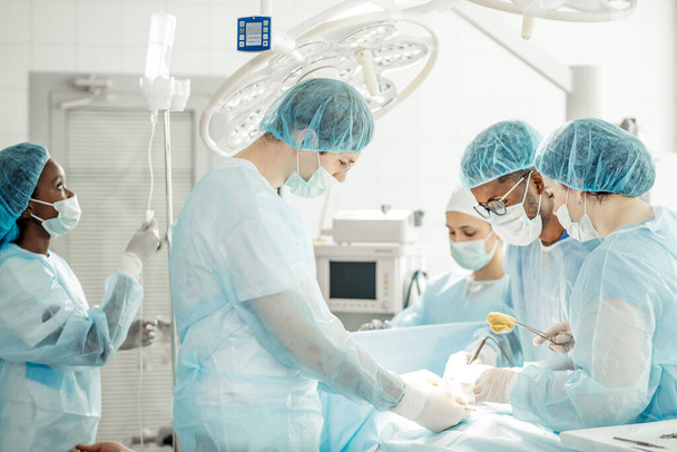 surgorns attempt a heart transplant in the operating theater - Fotografie, Obrázek