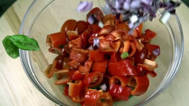 Маленькие кусочки лука падают в блюдо из помидоров
 - Кадры, видео