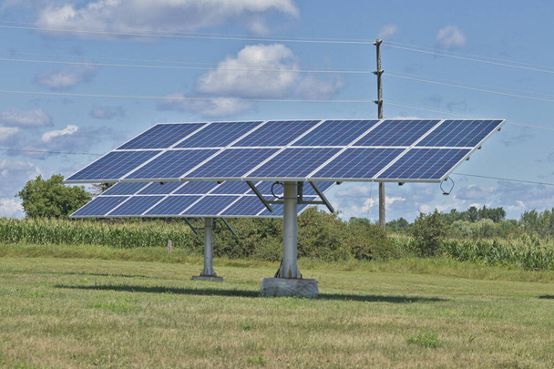 Solární panely na poli proti modré obloze  - Fotografie, Obrázek