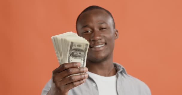 Šťastný mladý černošky afroameričan muž ukazující fanoušek peněz - Záběry, video