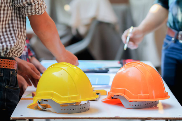 El casco de seguridad es un dispositivo de protección de seguridad en las obras de construcción para los trabajadores de la construcción profesionales.El contratista proporcionó casco para que los trabajadores lo usen antes de entrar en el área de construcción. - Foto, Imagen