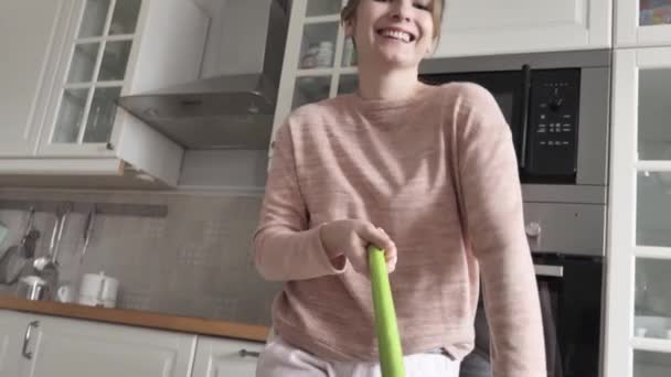 Pretty Woman Cleaning at Home and Have Fun Dancing - Materiał filmowy, wideo